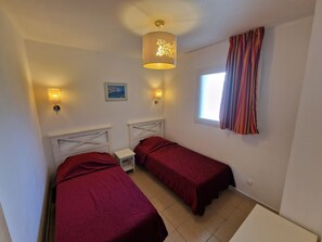 1 bedroom, bed sheets