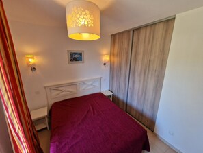 1 bedroom, bed sheets