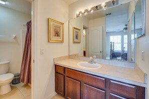 Une salle de bain avec un meuble-lavabo, un évier et un miroir.