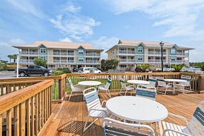Apartamento, 1 cama de matrimonio grande con sofá cama (St. Martin Beachwalk Villas 111) | Restaurante al aire libre
