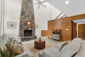 House, Multiple Beds (Shoreline Towers Townhouse 4-4) | Living area | TV - Shoreline Towers Townhouse 4-4 (Destin)