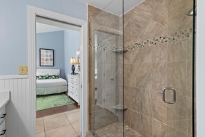 House, Multiple Beds (Shoreline Towers Townhouse 4-3) | Bathroom | Free toiletries, towels, soap, toilet paper - Shoreline Towers Townhouse 4-3 (Destin)