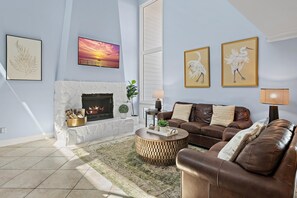 Hus, flere senger (Shoreline Towers Townhouse 4-3) | Oppholdsområde | TV