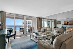 Apartment, Mehrere Betten (Shoreline Towers 3104) | Wohnbereich | Fernseher