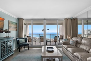 Apartment, Mehrere Betten (Shoreline Towers 3104) | Wohnbereich | Fernseher