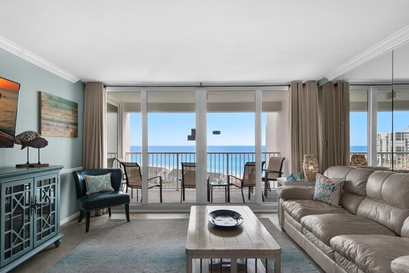 Apartment, Mehrere Betten (Shoreline Towers 3104) | Wohnbereich | Fernseher