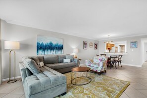 Apartment, Mehrere Betten (Shoreline Towers 3092) | Wohnbereich