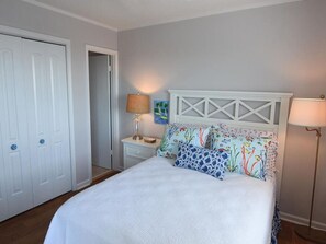 2 bedrooms, desk, iron/ironing board, WiFi