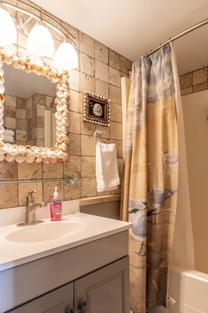 SĂšche-cheveux, serviettes fournies, savon, papier toilette