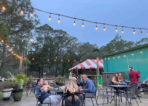 Outdoor dining - Sunskipper Iota, pet friendly! (Carolina Beach)