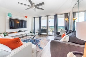 Apartamento, varias camas (Shoreline Towers 3083) | Zona de estar | Una televisión