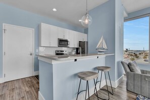 Geladeira, lava-louças, cafeteira/chaleira