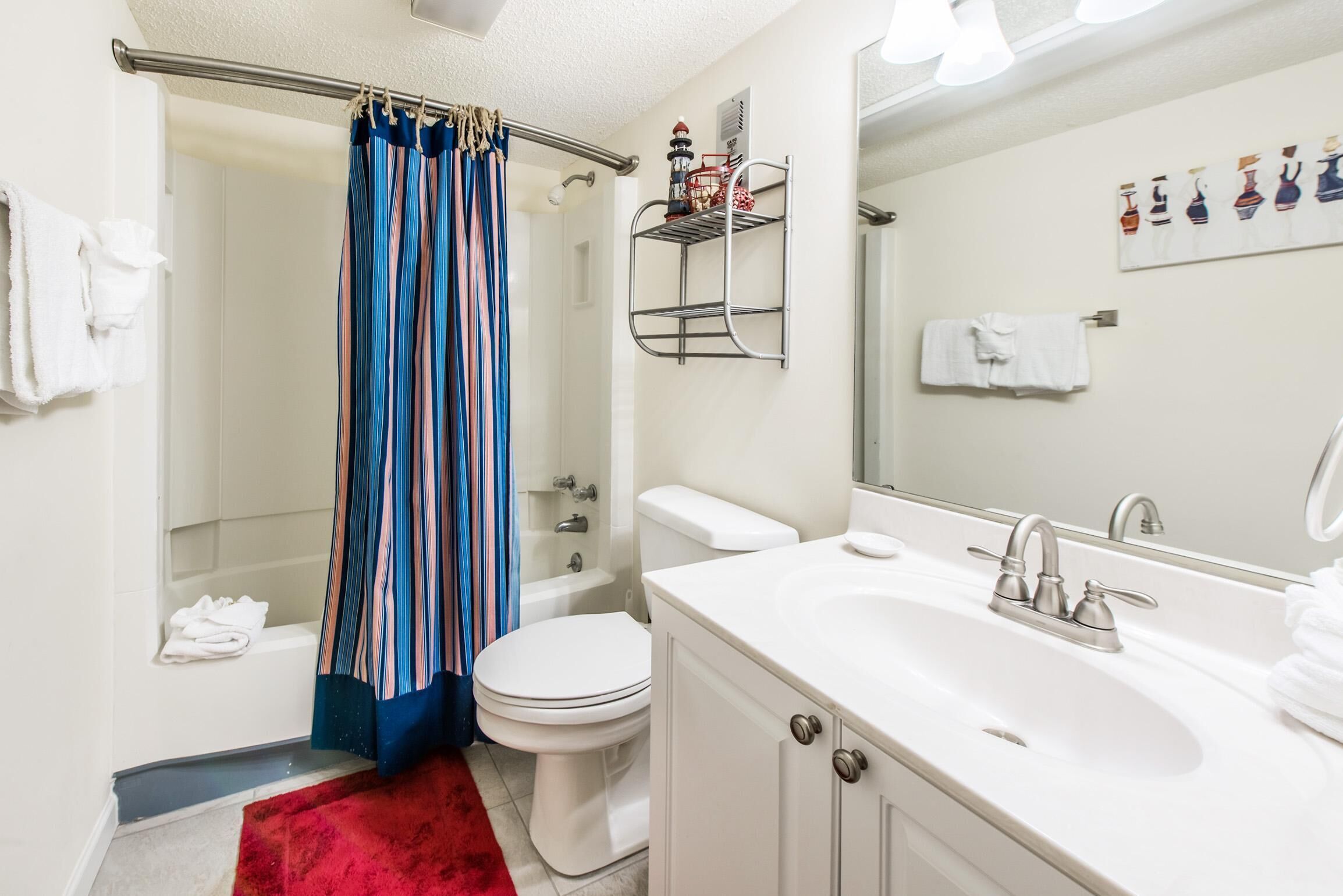 Une salle de bain avec une douche, des toilettes et un lavabo.