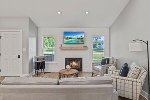 TV, fireplace - Fieldview Retreat, Sleeps 7! (Angier)