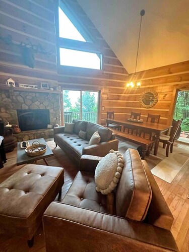 Mountain Top Log Cabin w/ HOT TUB, fire-pit, WiFi!