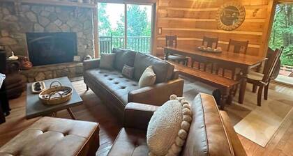 Mountain Top Log Cabin w/ HOT TUB, fire-pit, WiFi!