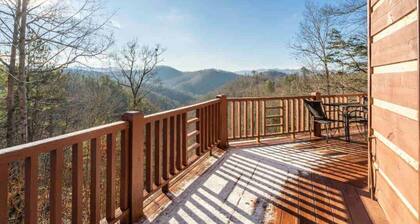 Mountain Top Log Cabin w/ HOT TUB, fire-pit, WiFi!