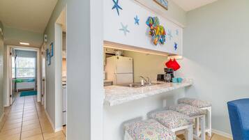 Frigorífico, microondas, horno y placa de cocina