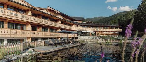 Alberca al aire libre por temporada y sombrillas en la alberca