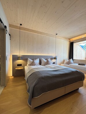 Ropa de cama hipoalergénica y caja de seguridad en la habitación 