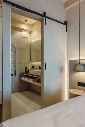 Shower, rainfall showerhead, hair dryer, heated floors - Mariengut - Aparthotel Kramer (Wagrain)
