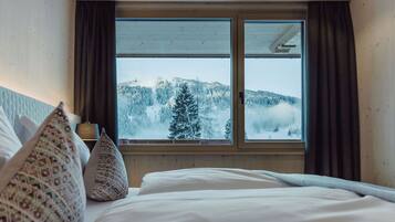 Ropa de cama hipoalergénica y caja de seguridad en la habitación