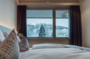 Ropa de cama hipoalergénica y caja de seguridad en la habitación