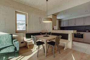 Televisión LED 50 pulgadas con canales de televisión por cable, juguetes