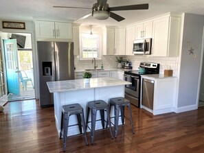 Een koelkast, een magnetron, een oven, een kookplaat