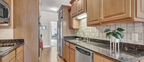 Opvaskemaskine, køkkentøj/tallerkener/redskaber, spisebord