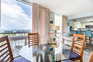 Apartment, Mehrere Betten (Shoreline Towers 3061) | Speisen