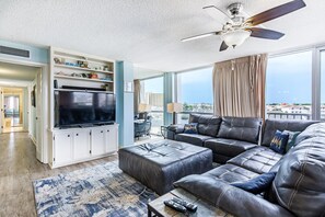 Leilighet, flere senger (Shoreline Towers 3061) | Oppholdsområde | TV