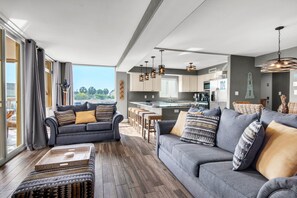 Condo, Multiple Beds (Shoreline Towers 3021) | Living area