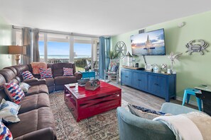 Leilighet, flere senger (Shoreline Towers 2025) | Oppholdsområde | TV