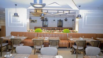 Daily buffet breakfast (DJF 3560 per person)