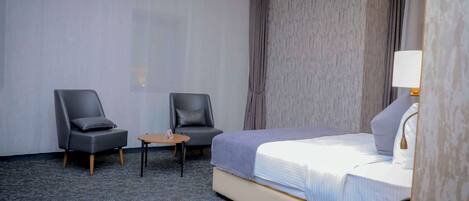 Executive Room, 1 Queen Bed, Non Smoking (Larger Room) | In-room safe, iron/ironing board, free WiFi
