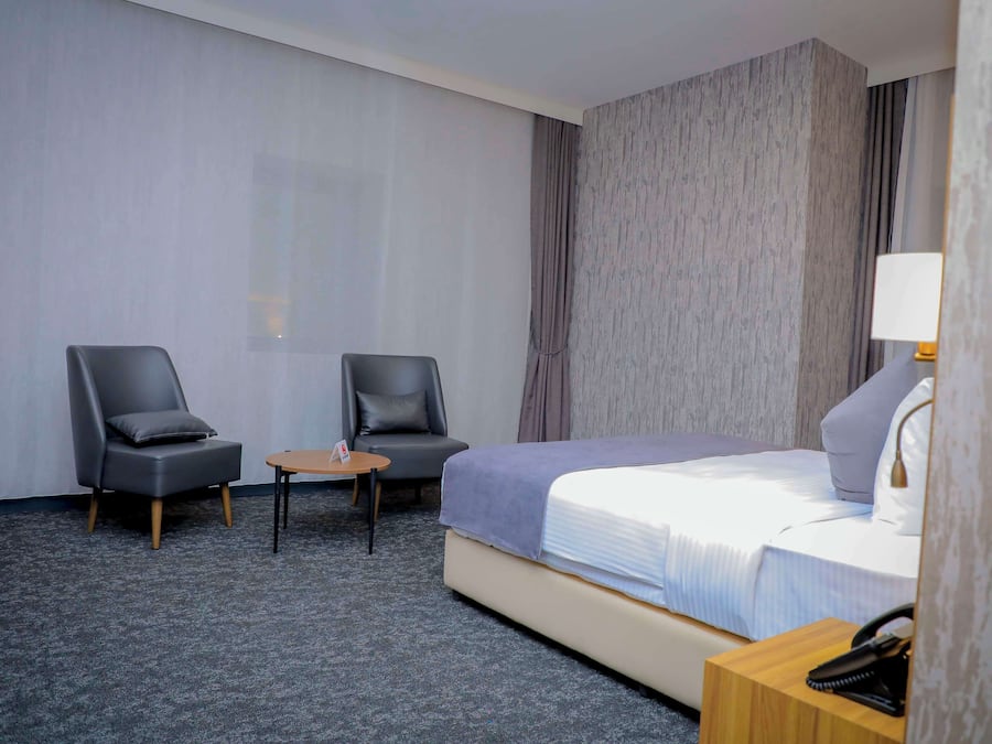 Executive Room, 1 Queen Bed, Non Smoking (Larger Room) | In-room safe, iron/ironing board, WiFi (free)