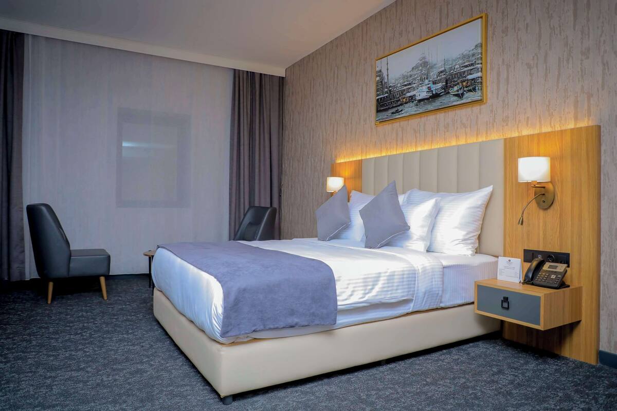 Executive-Zimmer, 1 Queen-Bett, Nichtraucher (Larger Room) | Zimmersafe, Bügeleisen/Bügelbrett, kostenloses WLAN