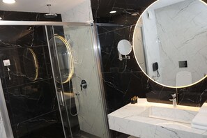 Secador de cabelo, roupões de banho, chinelos 