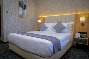 Chambre Standard, 1 grand lit, non-fumeurs, vue mer | Coffres-forts dans les chambres, fer et planche à repasser