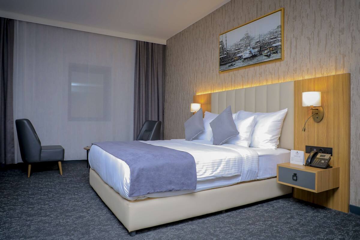 Chambre Exécutive, 1 grand lit, non-fumeurs (Larger Room) | Coffres-forts dans les chambres, fer et planche à repasser