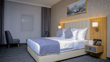 Executive Room, 1 Queen Bed, Non Smoking | In-room safe, iron/ironing board, free WiFi