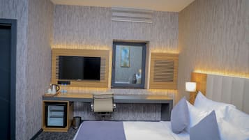 Deluxe Room, 1 Queen Bed, Non Smoking, City View | In-room safe, iron/ironing board, free WiFi