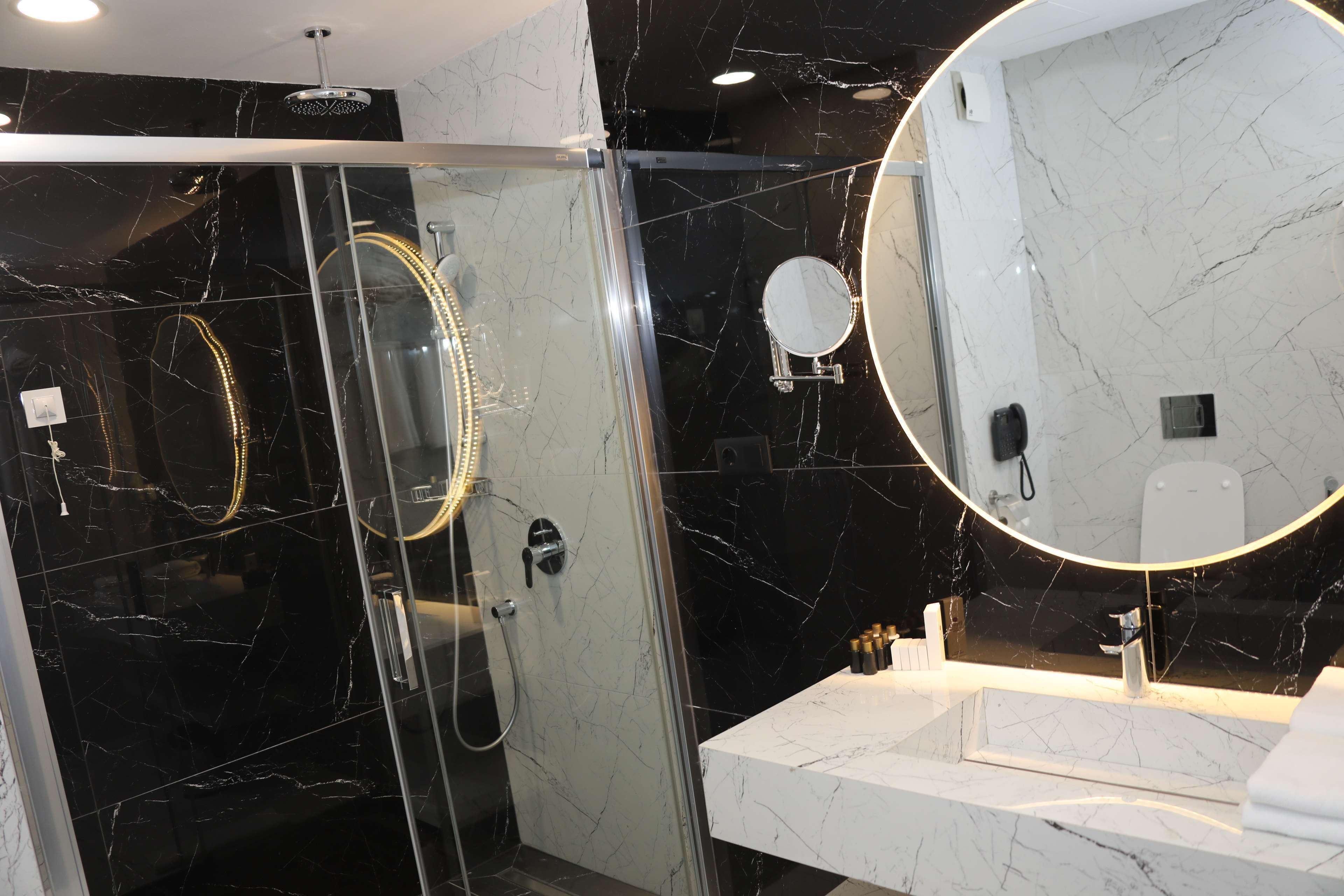 Habitación Deluxe, 1 cama de matrimonio, no fumadores, vistas a la ciudad | Baño | Secador de pelo, albornoces, zapatillas y bidé