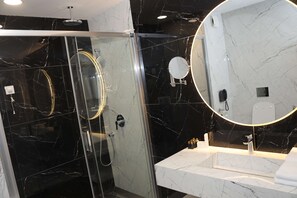 Deluxe-Zimmer, 1 Queen-Bett, Nichtraucher, Stadtblick | Badezimmer | Haartrockner, Bademäntel, Hausschuhe, Bidet