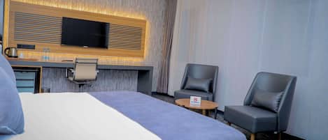 Executive Room, 1 Queen Bed, Non Smoking (Larger Room) | In-room safe, iron/ironing board, WiFi (free)