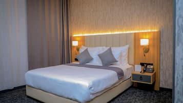 Deluxe Room, 1 Queen Bed, Non Smoking, City View | In-room safe, iron/ironing board, WiFi (free)