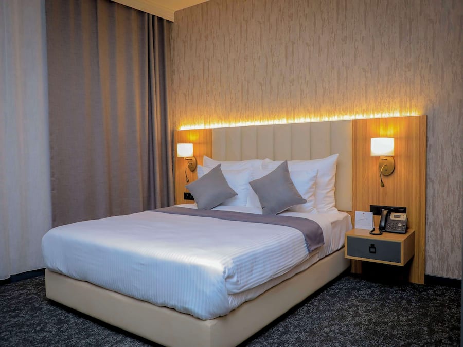 Deluxe Room, 1 Queen Bed, Non Smoking, City View | In-room safe, iron/ironing board, WiFi (free)