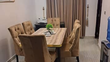 Dúplex ejecutivo, 4 habitaciones, no fumadores | Servicio de comidas en la habitación