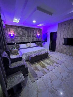 ดีลักซ์สตูดิโอ | โต๊ะทำงาน, พื้นที่ทำงานแบบใช้แล็ปท็อป, เตารีด/โต๊ะรีดผ้า